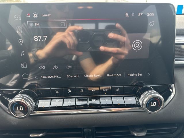 GMC Canyon Vehicle Full-screen Gallery Image 16