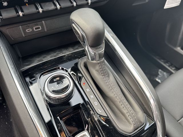 GMC Canyon Vehicle Full-screen Gallery Image 19