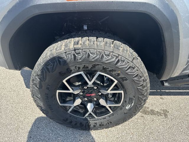 GMC Canyon Vehicle Full-screen Gallery Image 10