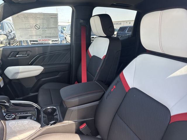 GMC Canyon Vehicle Full-screen Gallery Image 11