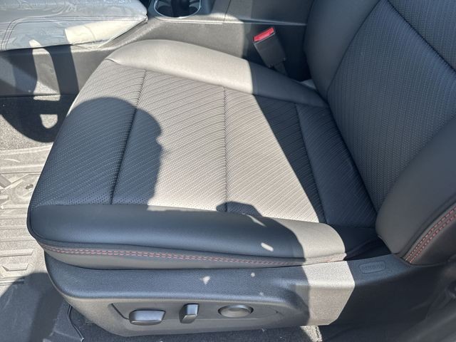 GMC Canyon Vehicle Full-screen Gallery Image 12