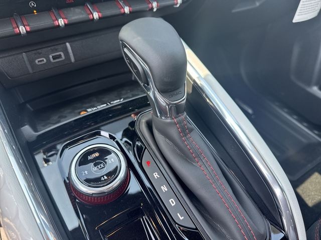 GMC Canyon Vehicle Full-screen Gallery Image 20