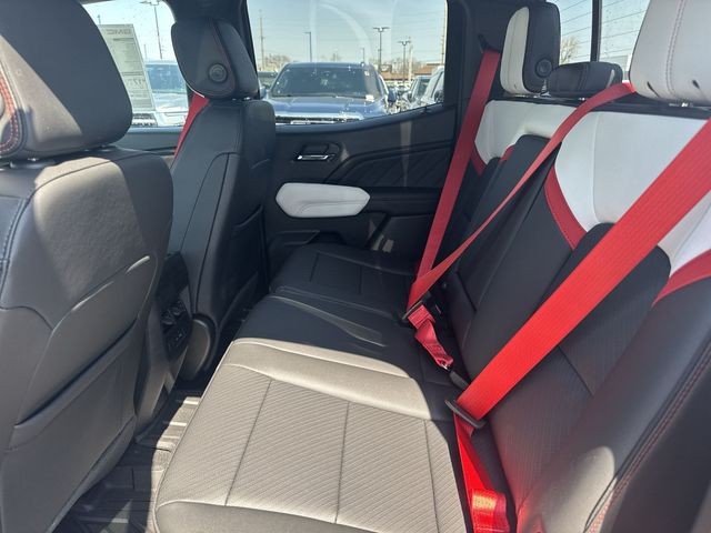 GMC Canyon Vehicle Full-screen Gallery Image 23