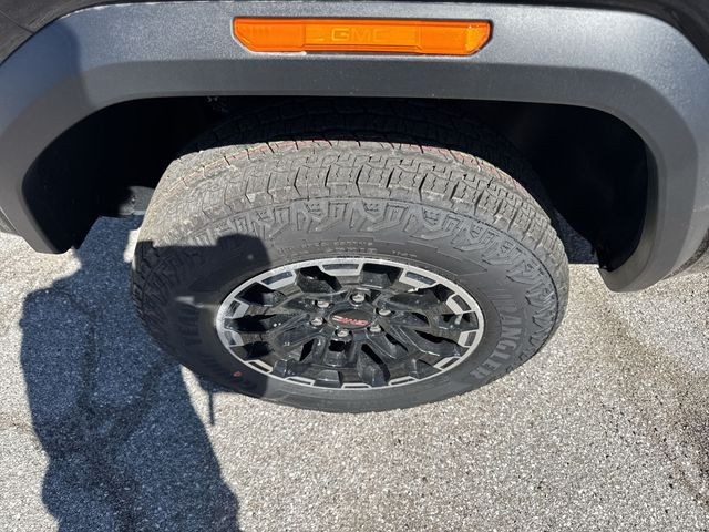 GMC Canyon Vehicle Full-screen Gallery Image 10