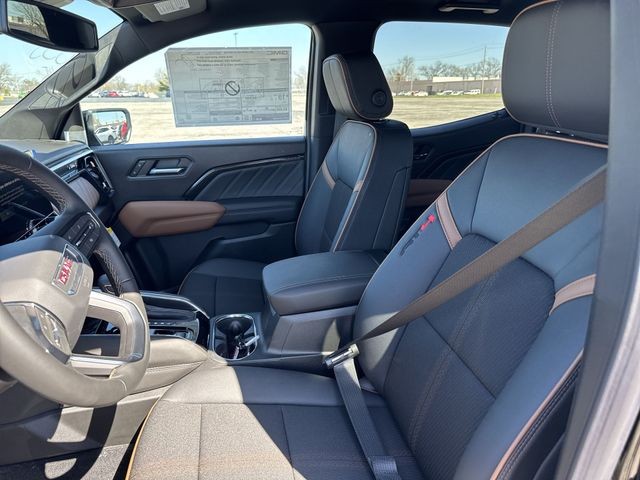 GMC Canyon Vehicle Full-screen Gallery Image 11