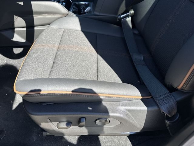 GMC Canyon Vehicle Full-screen Gallery Image 12