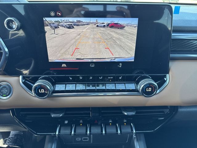 GMC Canyon Vehicle Full-screen Gallery Image 17