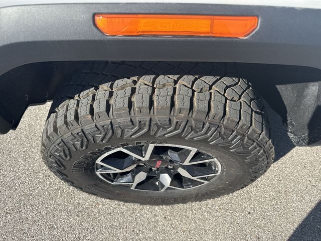 GMC Canyon Vehicle Full-screen Gallery Image 10