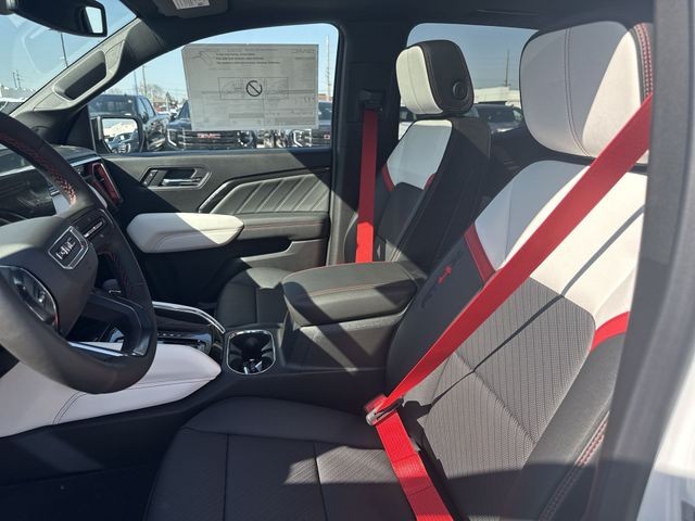 GMC Canyon Vehicle Full-screen Gallery Image 11