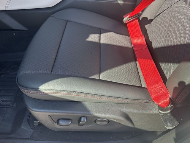 GMC Canyon Vehicle Full-screen Gallery Image 12