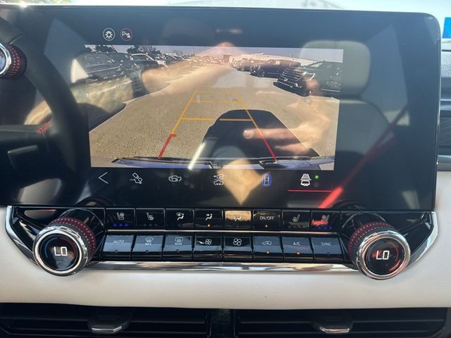 GMC Canyon Vehicle Full-screen Gallery Image 17