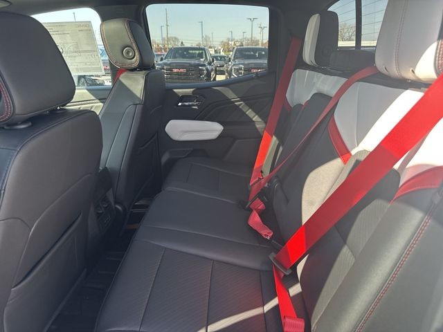 GMC Canyon Vehicle Full-screen Gallery Image 23