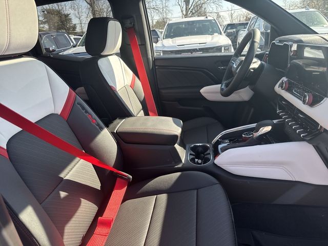 GMC Canyon Vehicle Full-screen Gallery Image 25