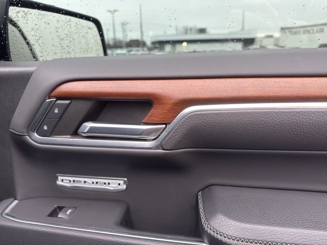 GMC Sierra 1500 Vehicle Full-screen Gallery Image 18