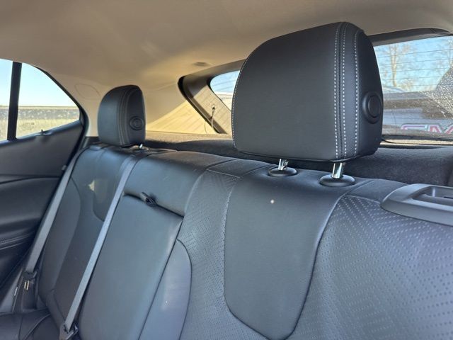 Buick Encore GX Vehicle Full-screen Gallery Image 03