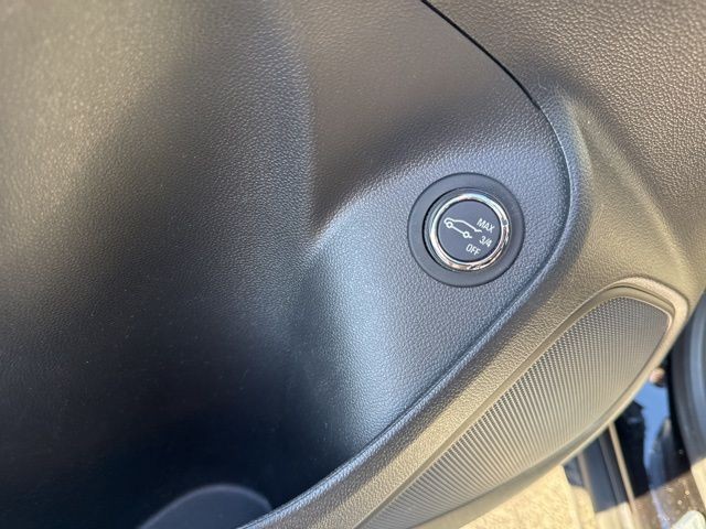 Buick Encore GX Vehicle Full-screen Gallery Image 08