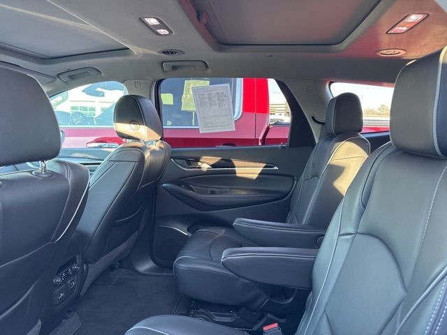 Buick Enclave Vehicle Full-screen Gallery Image 04