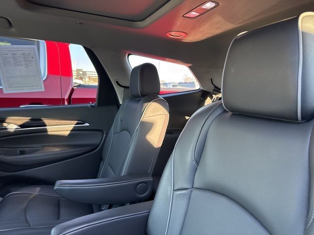 Buick Enclave Vehicle Full-screen Gallery Image 05