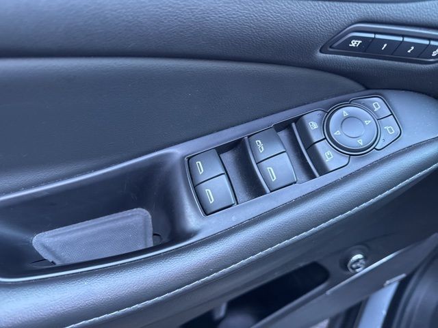 Buick Enclave Vehicle Full-screen Gallery Image 10