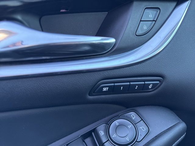 Buick Enclave Vehicle Full-screen Gallery Image 11