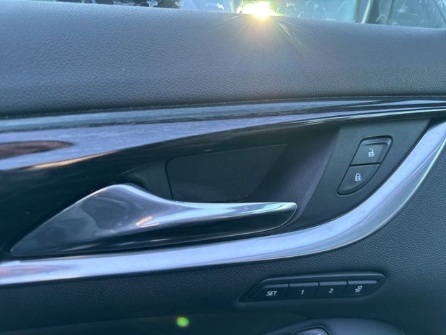 Buick Enclave Vehicle Full-screen Gallery Image 12