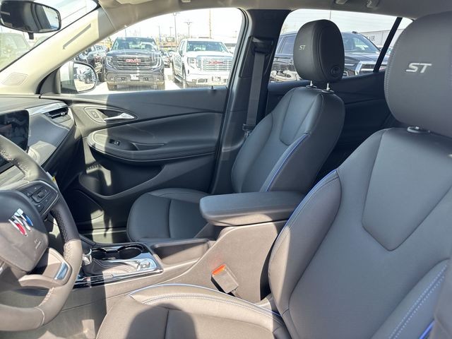 Buick Encore GX Vehicle Full-screen Gallery Image 11