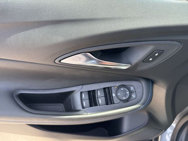 Buick Encore GX Vehicle Full-screen Gallery Image 13