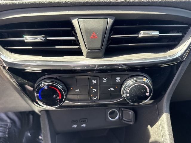 Buick Encore GX Vehicle Full-screen Gallery Image 18