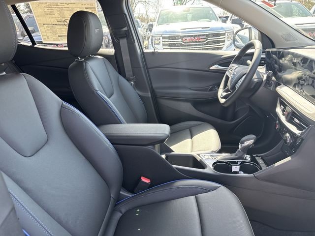 Buick Encore GX Vehicle Full-screen Gallery Image 23