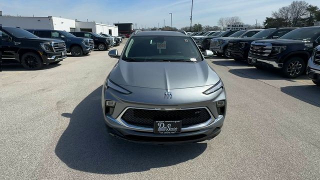 Buick Encore GX Vehicle Full-screen Gallery Image 03