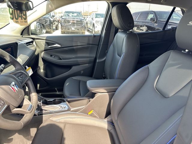 Buick Encore GX Vehicle Full-screen Gallery Image 11