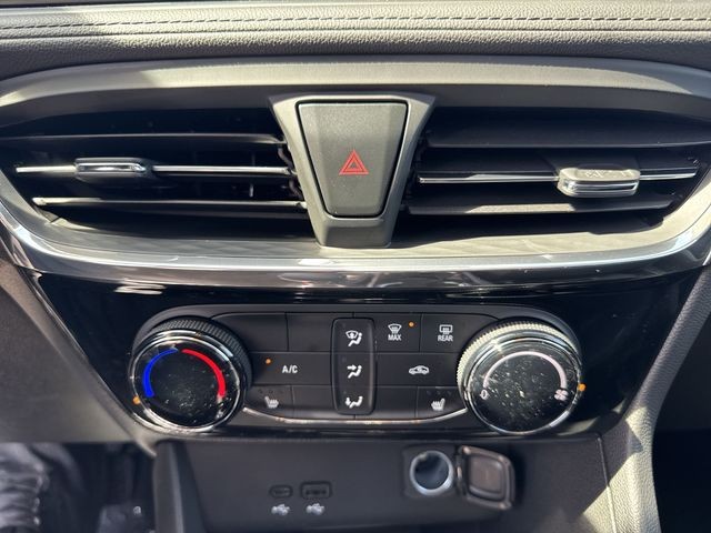 Buick Encore GX Vehicle Full-screen Gallery Image 18