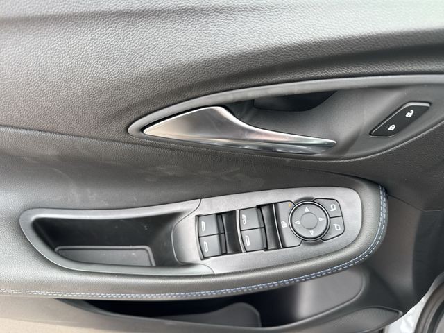Buick Encore GX Vehicle Full-screen Gallery Image 13