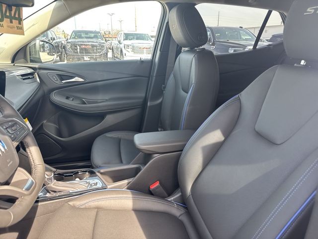 Buick Encore GX Vehicle Full-screen Gallery Image 11