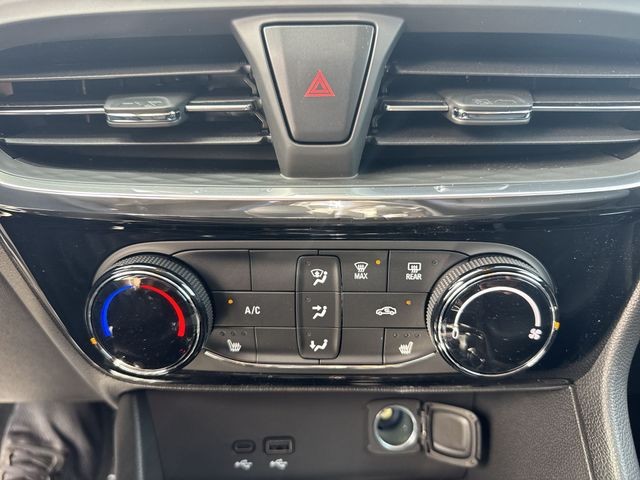 Buick Encore GX Vehicle Full-screen Gallery Image 18