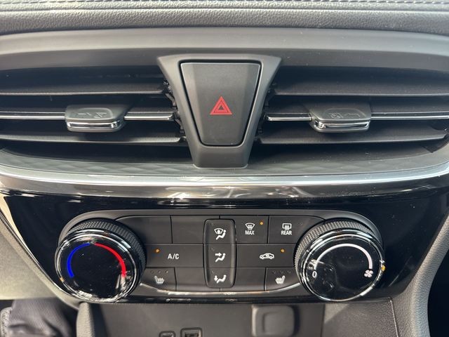 Buick Encore GX Vehicle Full-screen Gallery Image 18