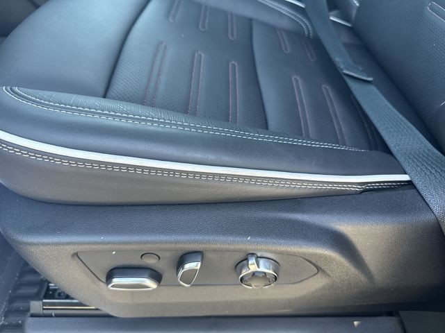 GMC Sierra 1500 Vehicle Full-screen Gallery Image 12