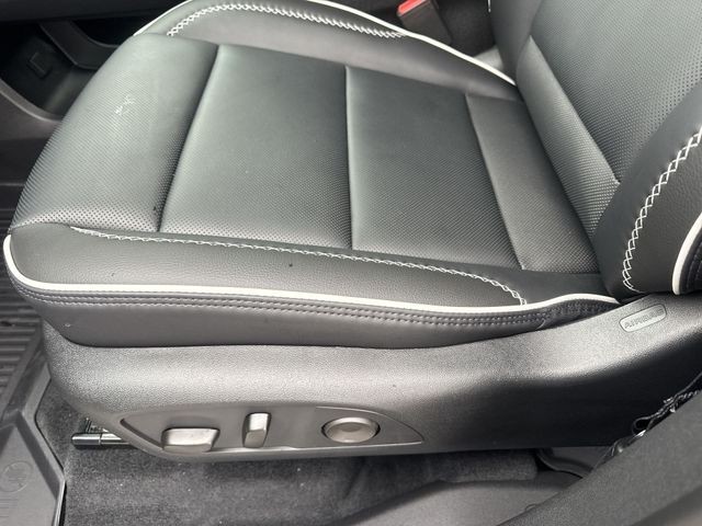 GMC Acadia Vehicle Full-screen Gallery Image 12