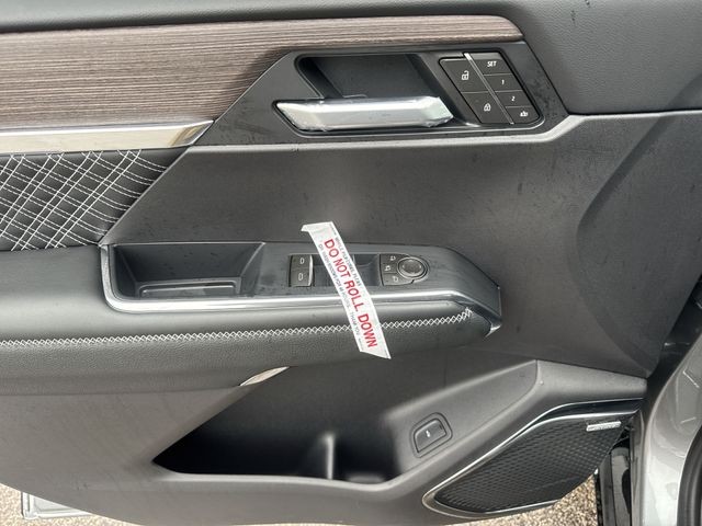 GMC Acadia Vehicle Full-screen Gallery Image 13