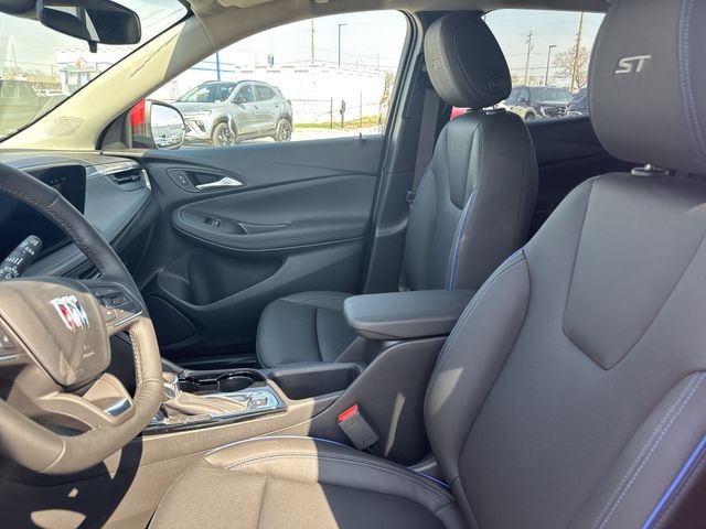 Buick Encore GX Vehicle Full-screen Gallery Image 11