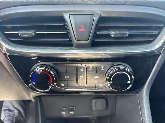 Buick Encore GX Vehicle Full-screen Gallery Image 18