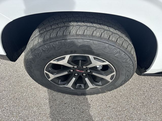 GMC Yukon XL Vehicle Full-screen Gallery Image 10