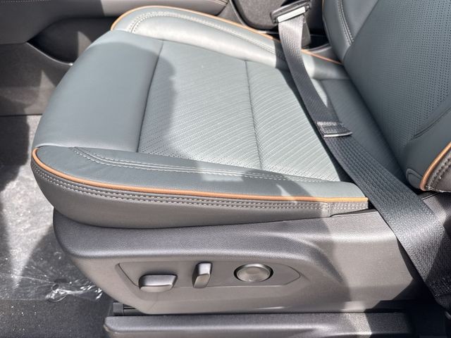 GMC Yukon XL Vehicle Full-screen Gallery Image 12