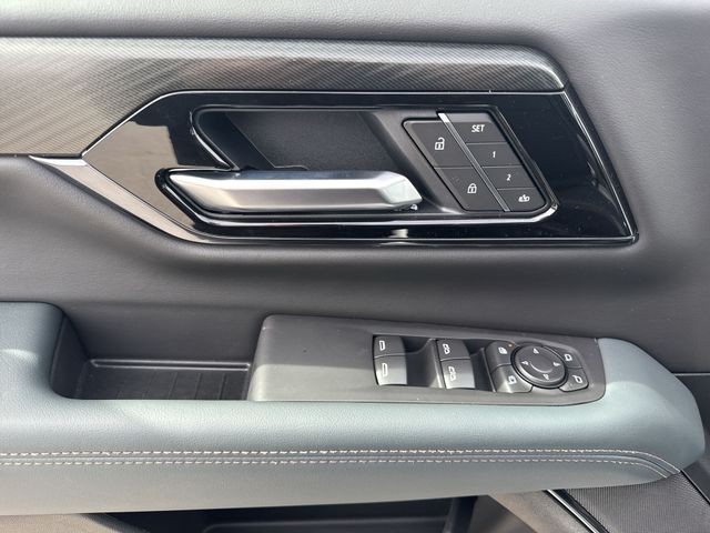 GMC Yukon XL Vehicle Full-screen Gallery Image 13