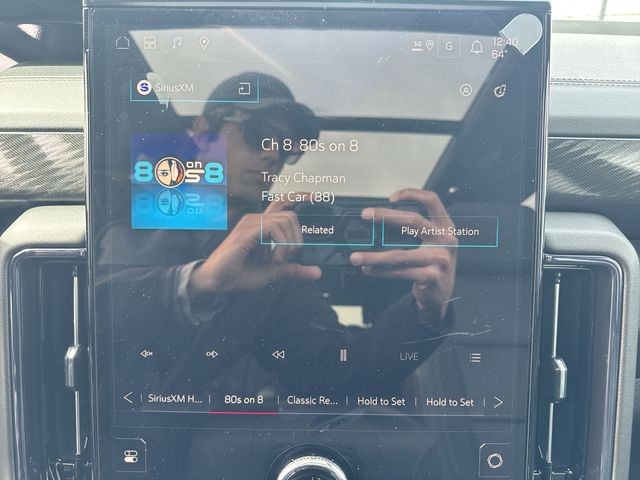 GMC Yukon XL Vehicle Full-screen Gallery Image 16