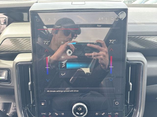 GMC Yukon XL Vehicle Full-screen Gallery Image 19