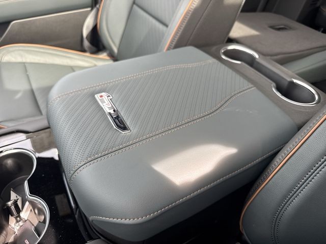 GMC Yukon XL Vehicle Full-screen Gallery Image 21