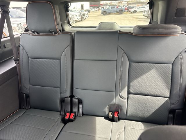 GMC Yukon XL Vehicle Full-screen Gallery Image 24