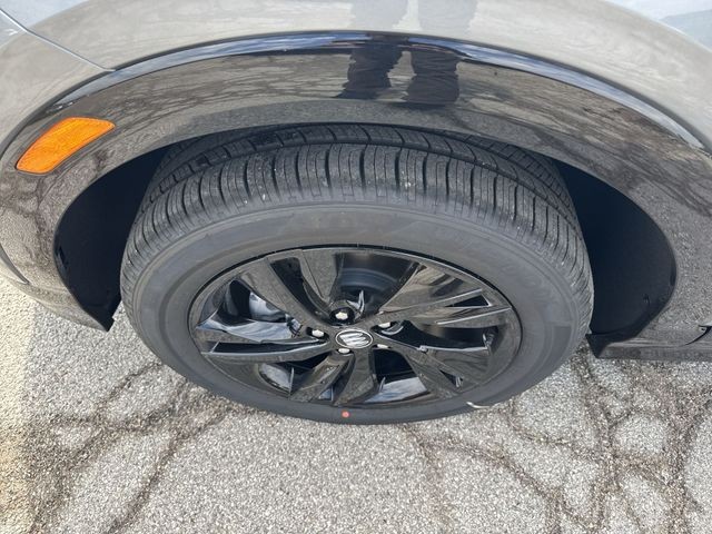 Buick Encore GX Vehicle Full-screen Gallery Image 10