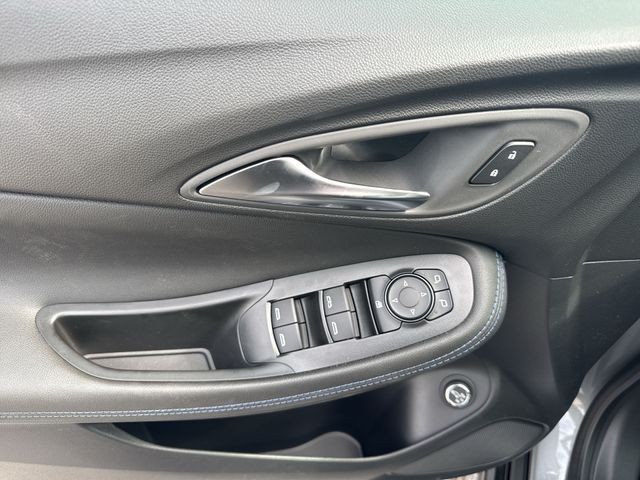 Buick Encore GX Vehicle Full-screen Gallery Image 13